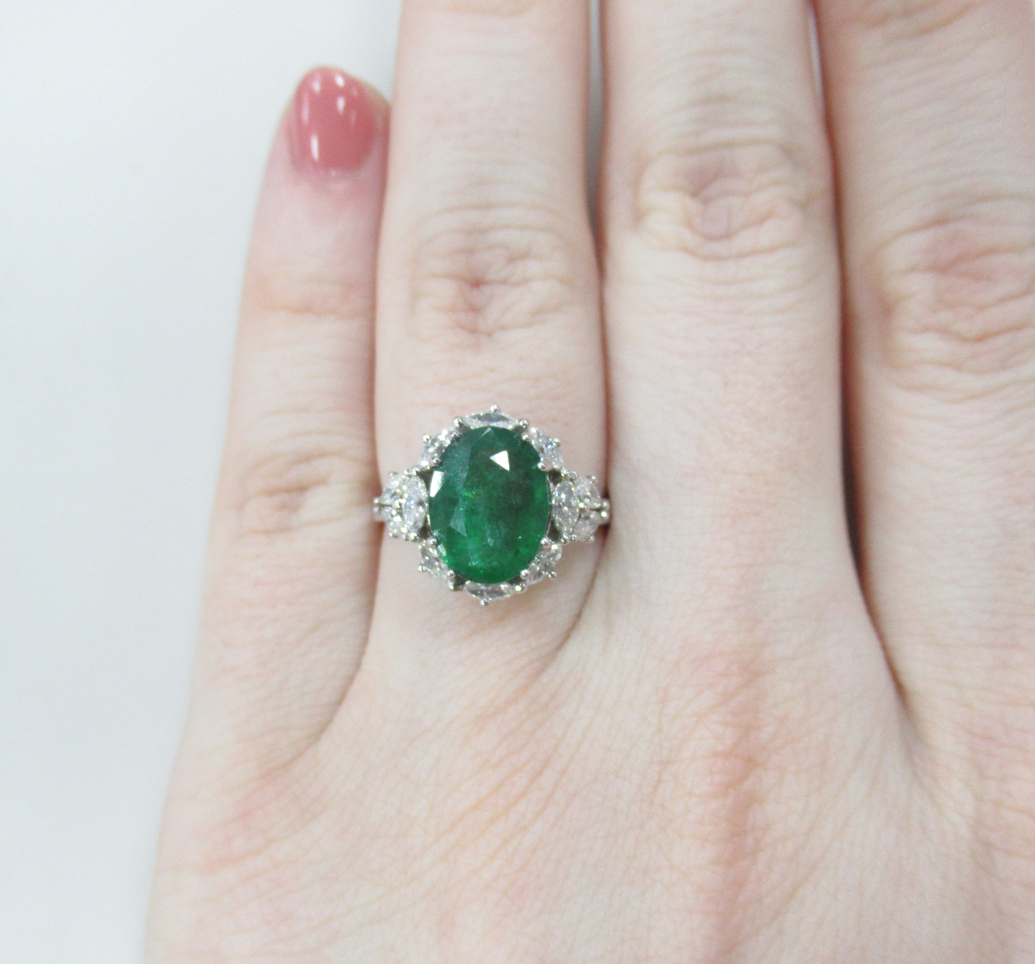 Кольцо из белого золота с изумрудом